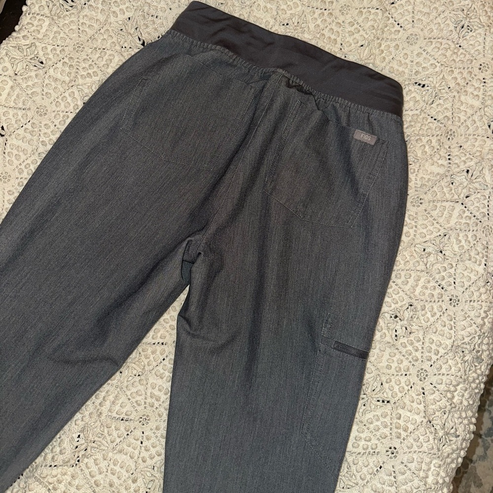 FIGS Scrubs Set - Picture 14 of 16